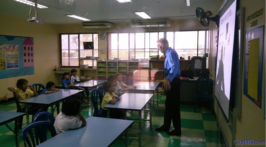 1年级C班的老师在进行多媒体教学