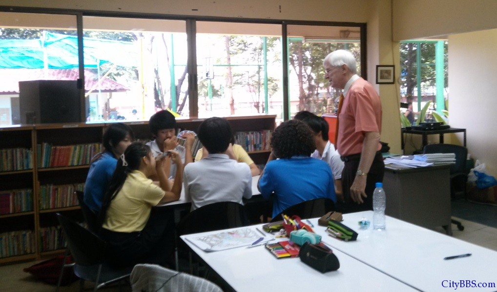 来自纽约的老教师Jack在教韩国学生打扑克