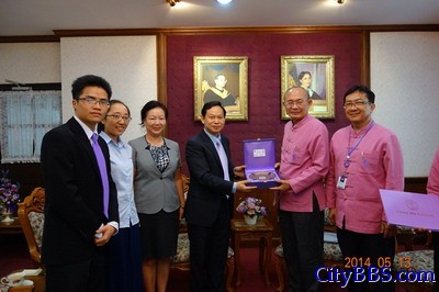 驻清迈总领事巢小良拜会清迈大学校长 驻清迈总领事巢小良拜会清迈大学校长