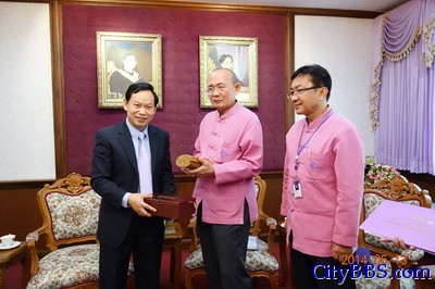 驻清迈总领事巢小良拜会清迈大学校长 驻清迈总领事巢小良拜会清迈大学校长