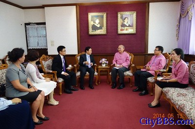 驻清迈总领事巢小良拜会清迈大学校长 驻清迈总领事巢小良拜会清迈大学校长