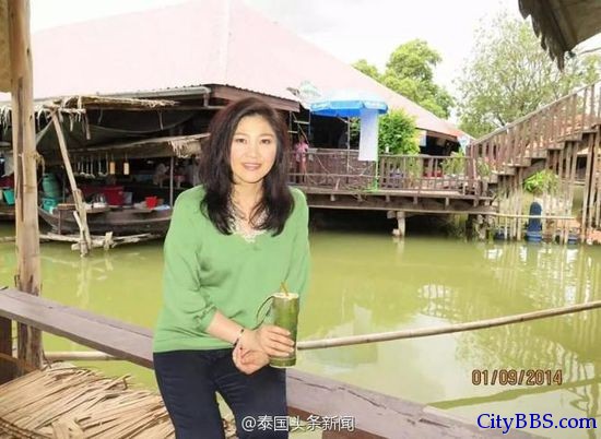 泰国前总理英拉现身大城府旅游景点 泰国前总理英拉现身大城府旅游景点