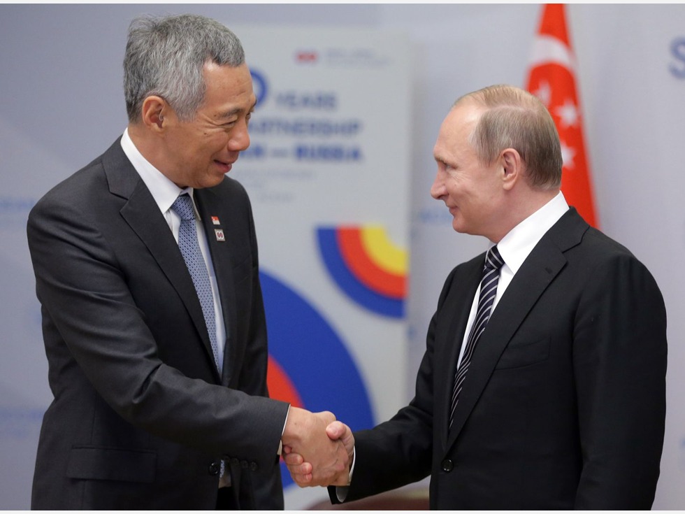 新加坡总理李显龙(左)与俄罗斯总统普京在俄罗斯-东盟峰会上握手 新加坡总理李显龙(左)与俄罗斯总统普京在俄罗斯-东盟峰会上握手