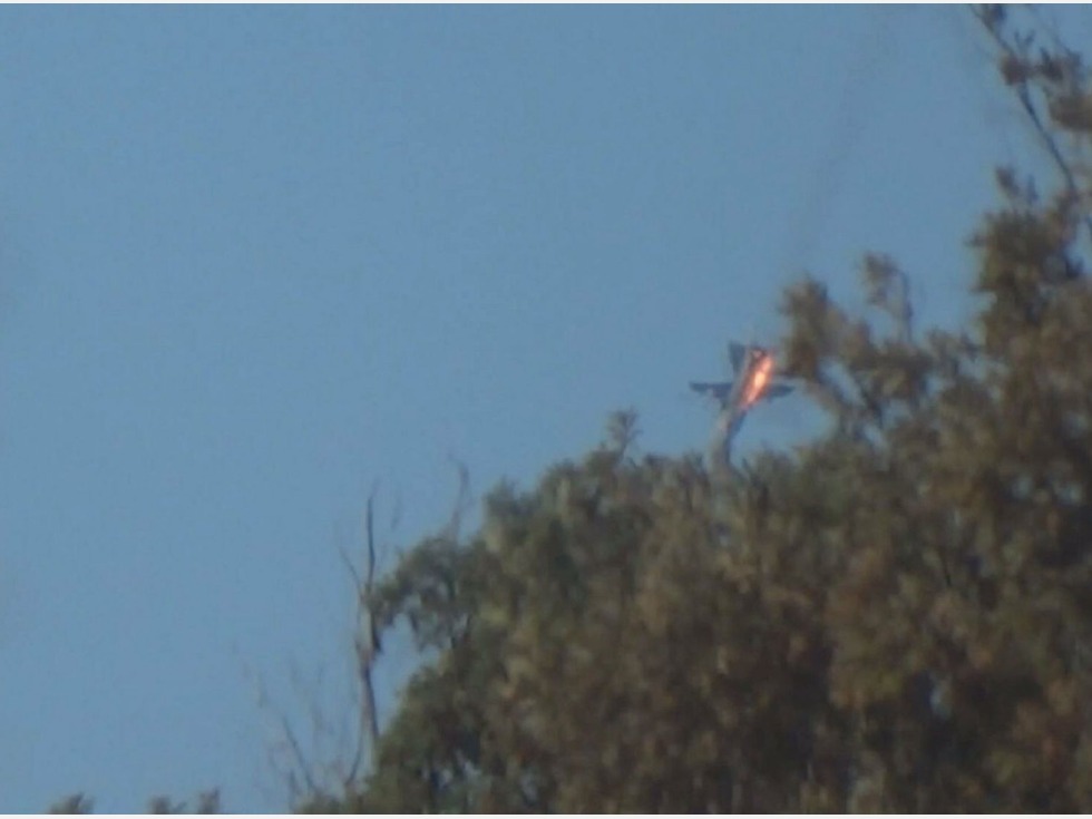 解放军炮击预警 缅战机闯中国领空意外坠落 解放军炮击预警 缅战机闯中国领空意外坠落