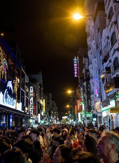 实拍越南夜生活,一边是纸醉灯谜,一边是艰难生活3.jpg 实拍越南夜生活,一边是纸醉灯谜,一边是艰难生活3.jpg