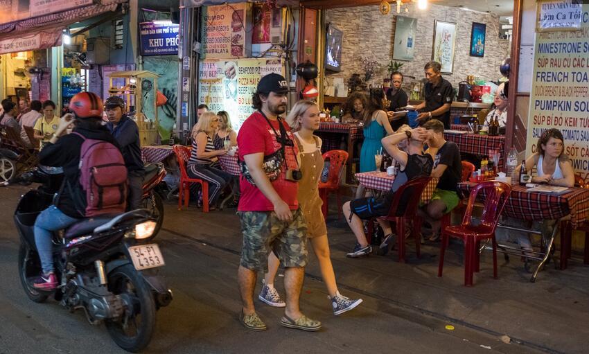 实拍越南夜生活,一边是纸醉灯谜,一边是艰难生活4.jpg 实拍越南夜生活,一边是纸醉灯谜,一边是艰难生活4.jpg