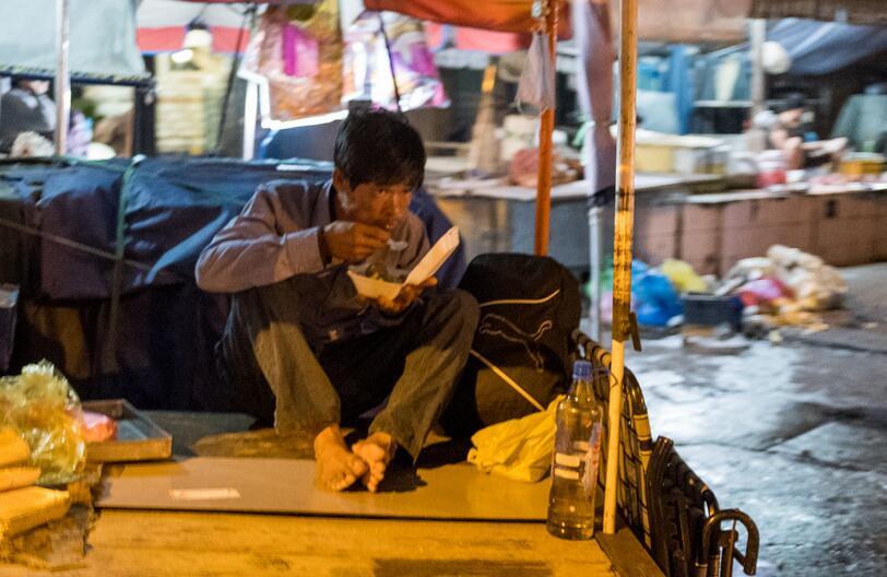 实拍越南夜生活,一边是纸醉灯谜,一边是艰难生活5.jpg 实拍越南夜生活,一边是纸醉灯谜,一边是艰难生活5.jpg