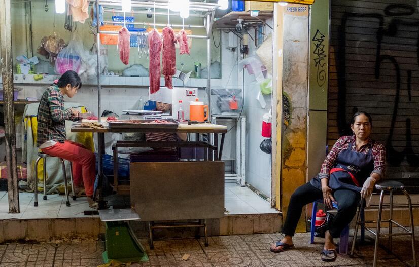 实拍越南夜生活,一边是纸醉灯谜,一边是艰难生活9.jpg 实拍越南夜生活,一边是纸醉灯谜,一边是艰难生活9.jpg