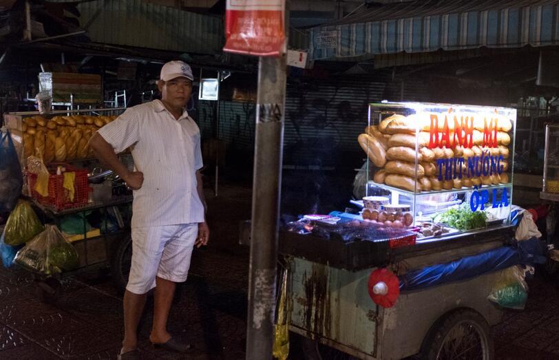 实拍越南夜生活,一边是纸醉灯谜,一边是艰难生活11.jpg 实拍越南夜生活,一边是纸醉灯谜,一边是艰难生活11.jpg