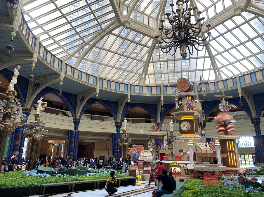 1月3日,海花岛主营的欧堡酒店大堂聚集了众多办理入住的游客 1月3日,海花岛主营的欧堡酒店大堂聚集了众多办理入住的游客