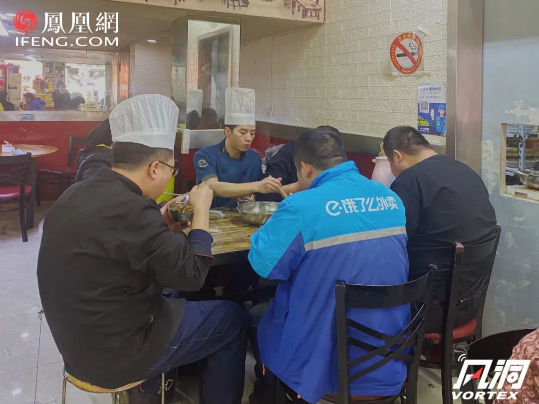 外卖员正在和珍欣家常菜的员工一起吃员工餐 外卖员正在和珍欣家常菜的员工一起吃员工餐