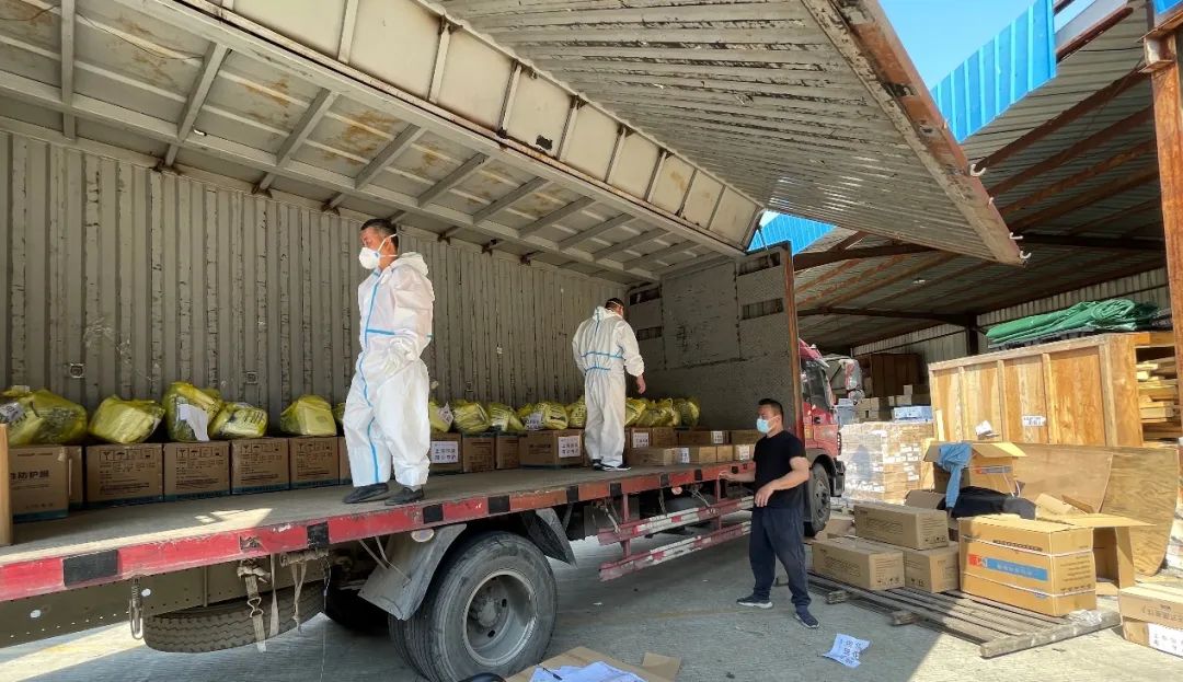 给老人送菜的上海物流司机 给老人送菜的上海物流司机