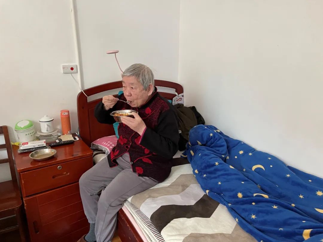 给老人送菜的上海物流司机 给老人送菜的上海物流司机