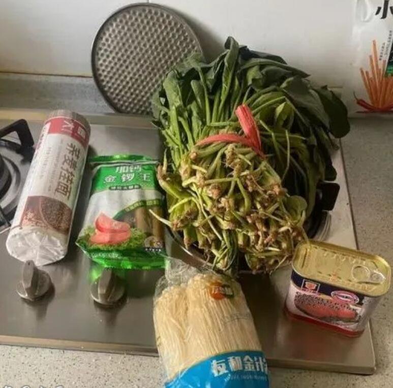 上海居民罗德里戈·扎伊丹和梅丽莎·诺格拉收到了一个政府食品配送包 上海居民罗德里戈·扎伊丹和梅丽莎·诺格拉收到了一个政府食品配送包