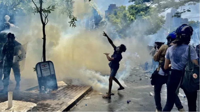 抗议者冲进总理办公室时被施放了催泪瓦斯