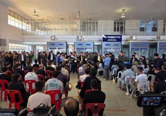 2月6日在缅泰边境泰国一侧拍摄的外籍人员移交现场