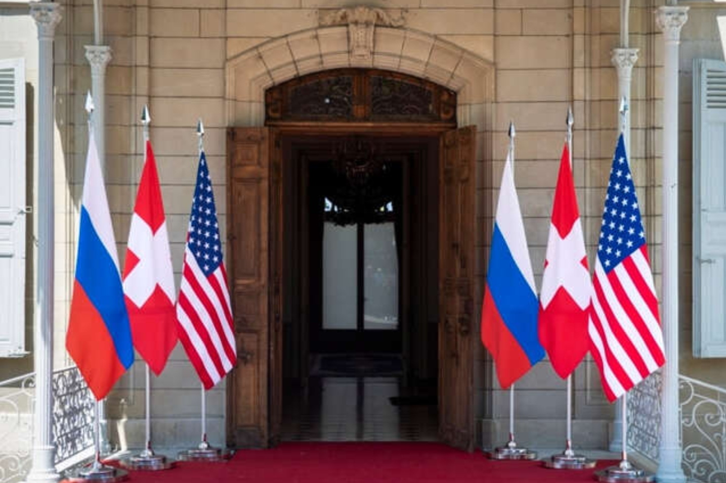 美俄日内瓦峰会前夕,瑞士拉格兰奇别墅外竖立着俄罗斯、美国和瑞士的国旗 ... 美俄日内瓦峰会前夕,瑞士拉格兰奇别墅外竖立着俄罗斯、美国和瑞士的国旗 ...