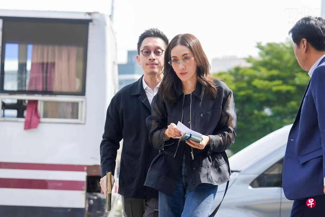 泰国前首相达信的大女儿萍通塔（中）与丈夫纳塔蓬（左一）星期四到曼谷孔普雷监狱探望达信 ... ...