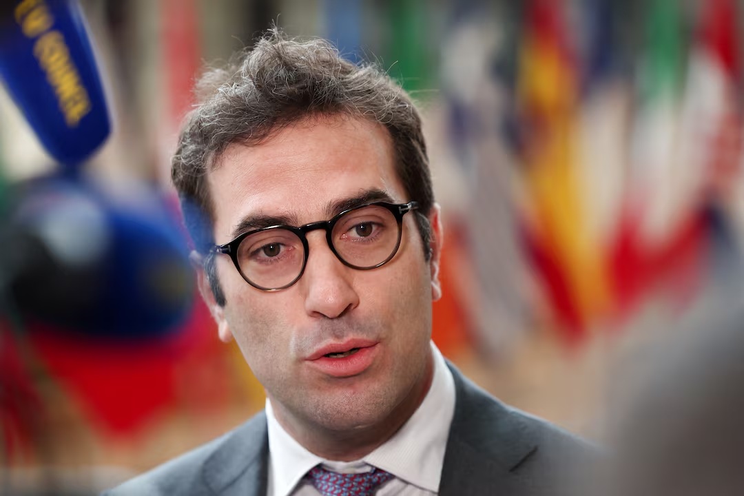 西班牙经济、贸易和商业部长卡洛斯·库尔波在比利时布鲁塞尔举行的欧盟外交事务理事会（贸易）会议前向媒体 ...