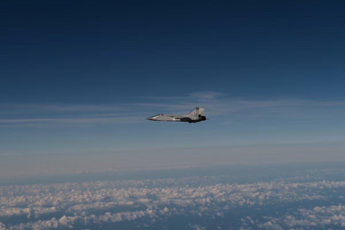 瑞典武装部队发布的一张静态照片显示，一架俄罗斯米格-31战斗机参与了侵犯爱沙尼亚领空的行动 ...