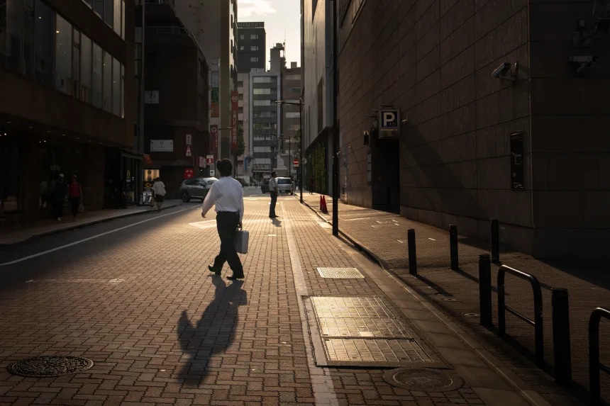日本东京，一名男子在炎热的天气中过马路