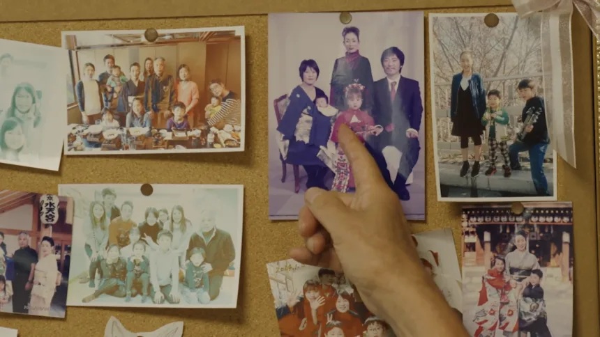 森冈指着家里的家人照片，其中包括几年前去世的妻子