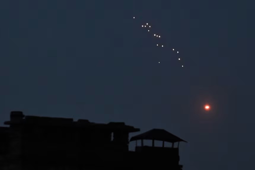 周六凌晨，乌克兰遭受大规模无人机和导弹袭击，乌克兰防空部队连夜向基辅上空的俄罗斯无人机开火 ...