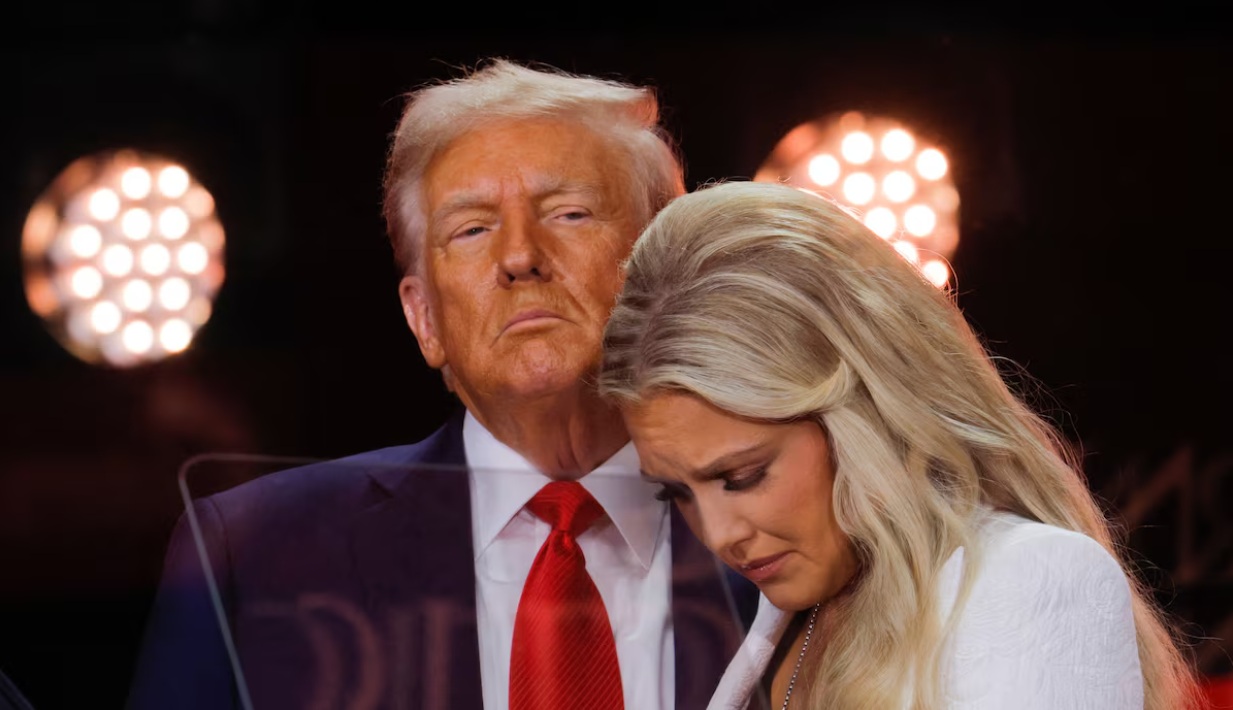 遇害保守派评论员查理·柯克的妻子、美国转折点公司新任首席执行官埃里卡·柯克在美国总统唐纳德·特朗普身 ...