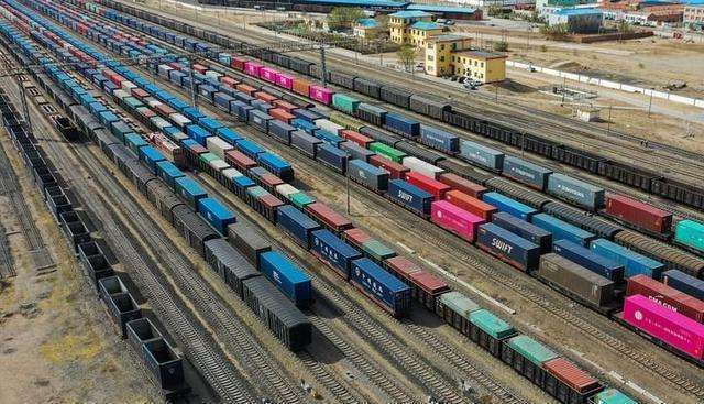 中欧班列是连接中国与欧洲的最重要陆路货运通道，途经俄罗斯、白俄罗斯的布雷斯特后抵达波兰马拉舍维奇枢纽 ...