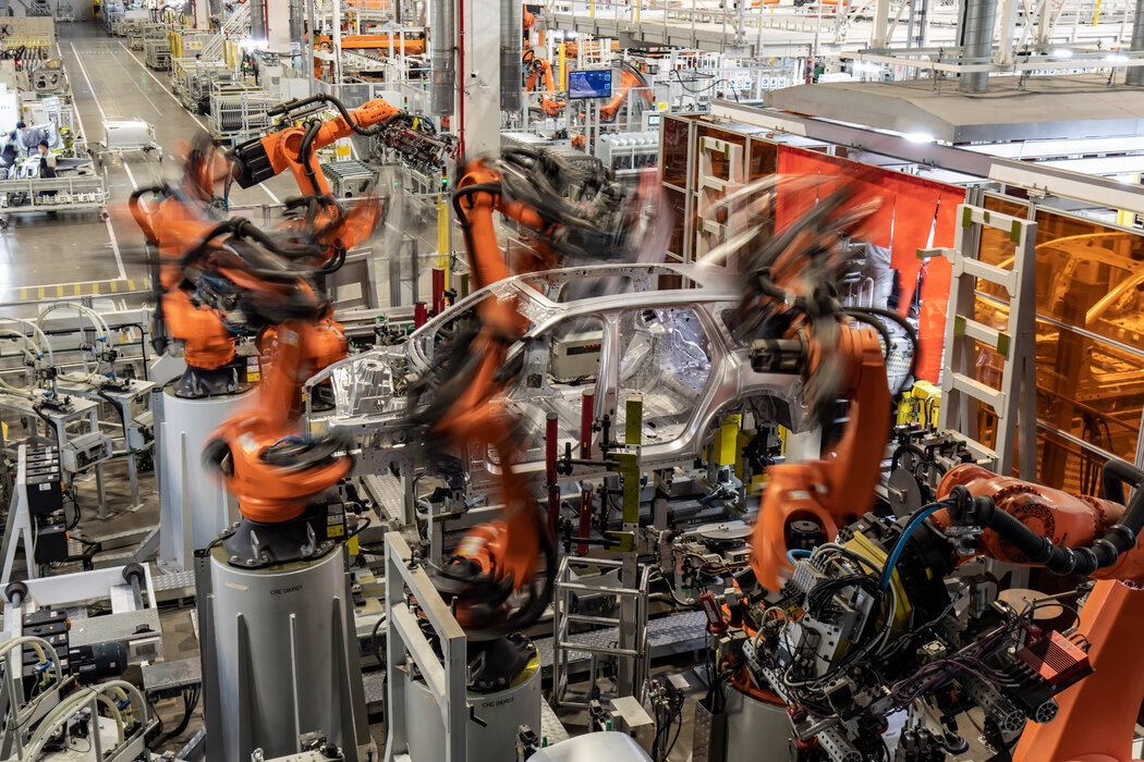 合肥一条汽车装配线上工作的机器人