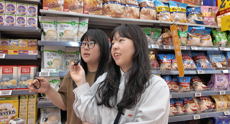 结伴来上海旅游的韩国姐妹