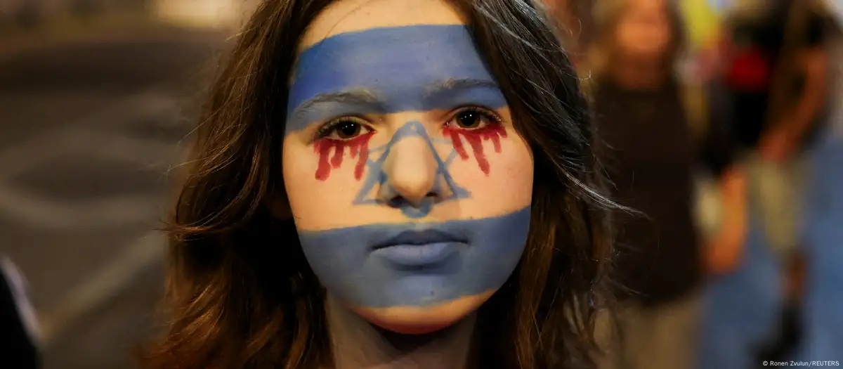 一名示威者在特拉维夫呼吁结束战争