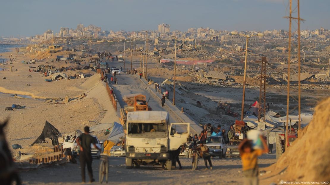 被赶出家园的巴勒斯坦聚集在临时难民营内