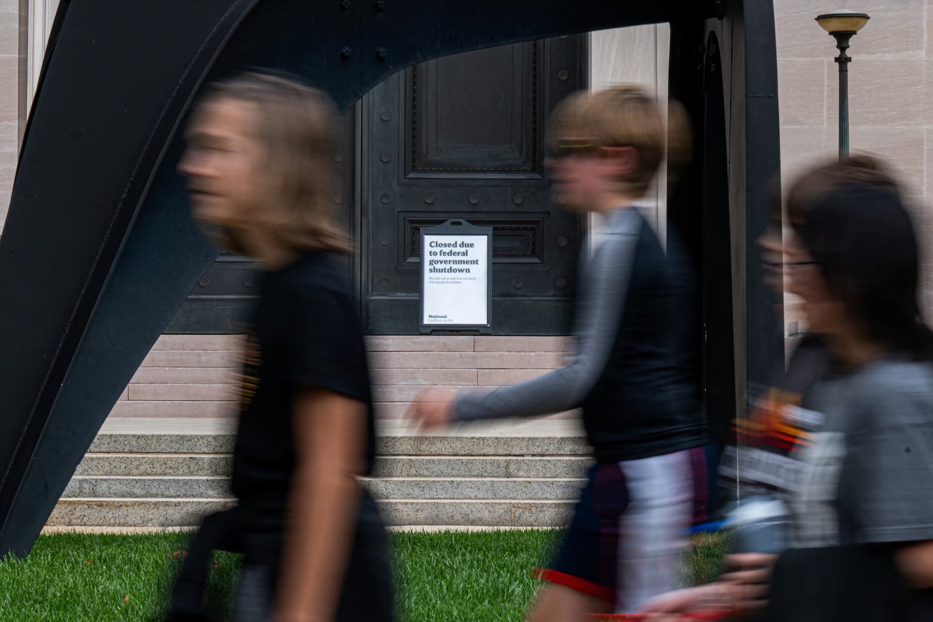 美国华盛顿特区，政府部分关门近一周后，一群学生走过国家美术馆外的“关闭”标志 ...