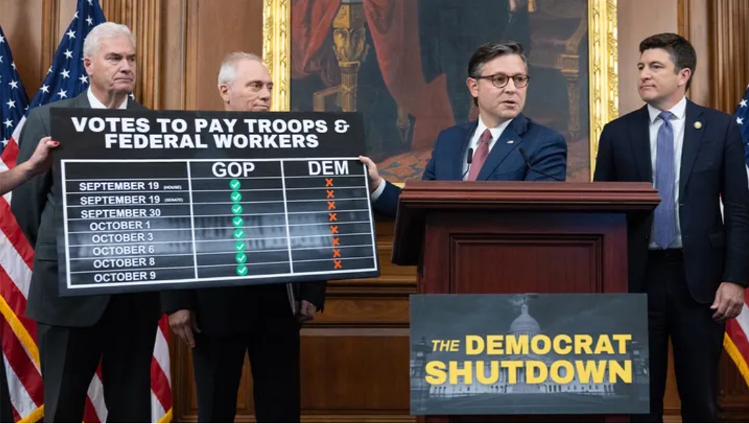 迈克·约翰逊和众议院共和党领导人举着一块牌子，上面写着“投票支付军队和联邦工作人员的工资” ...