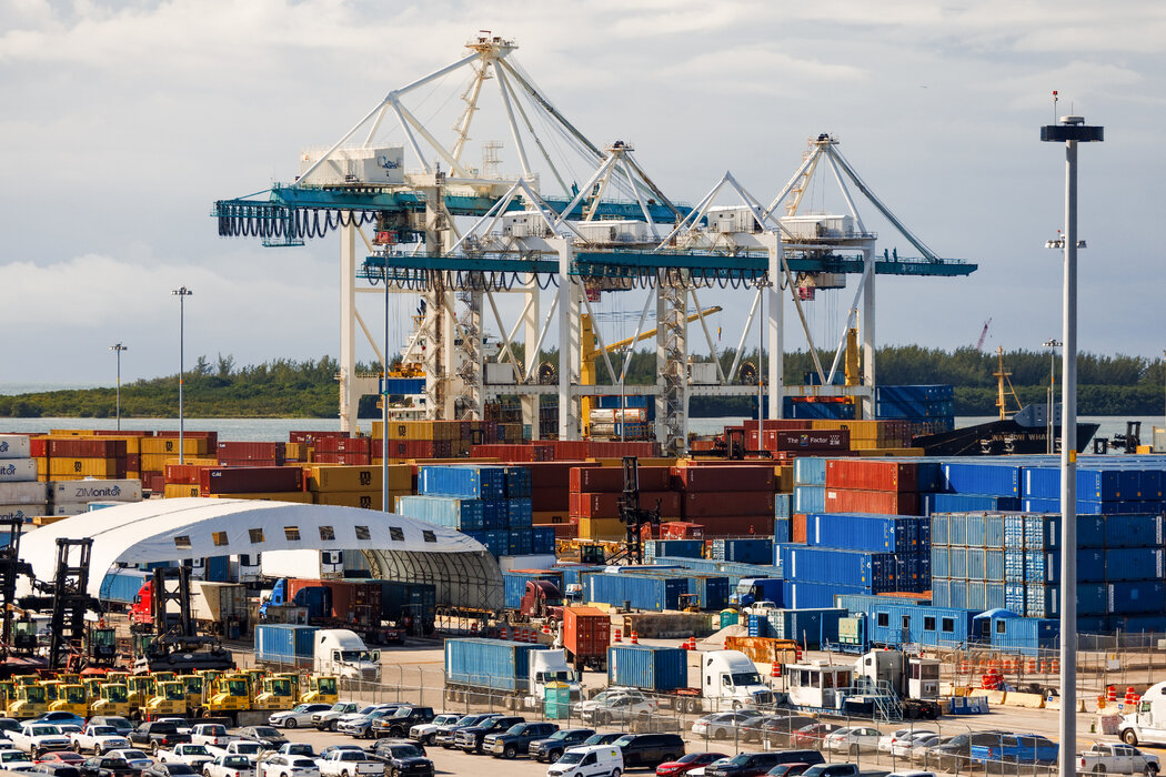 中国制造的船舶在停靠美国港口时面临额外收费